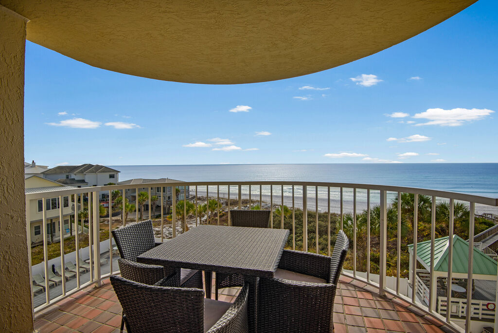 2 Condominium vacation rental located in Destin 1