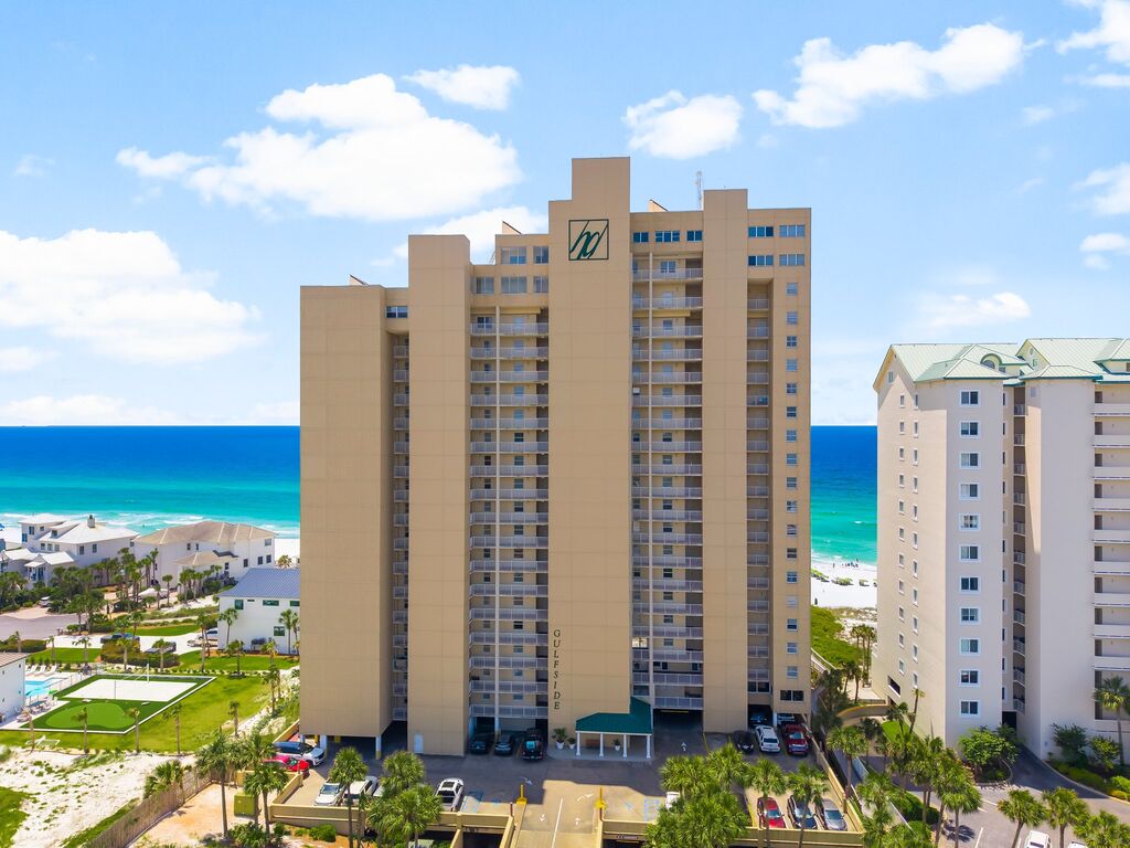 2 Condominium vacation rental located in Destin 1