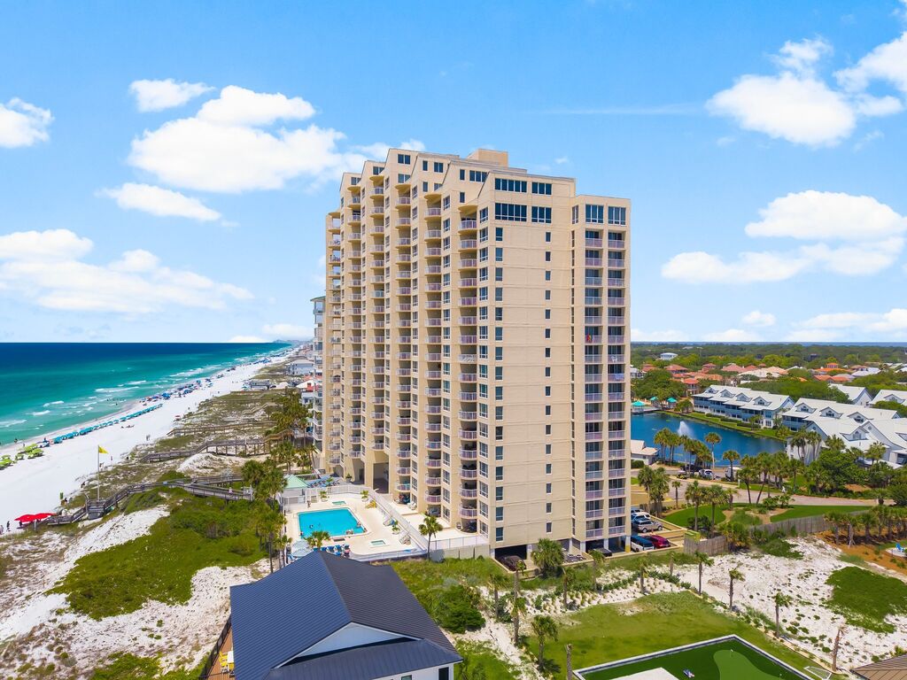 2 Condominium vacation rental located in Destin 1