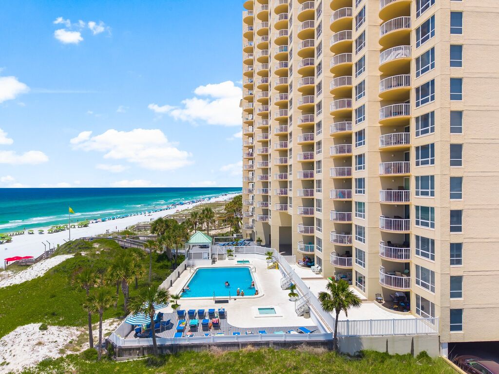 2 Condominium vacation rental located in Destin 1