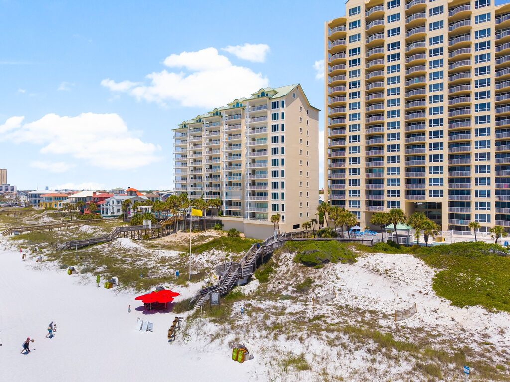 2 Condominium vacation rental located in Destin 1