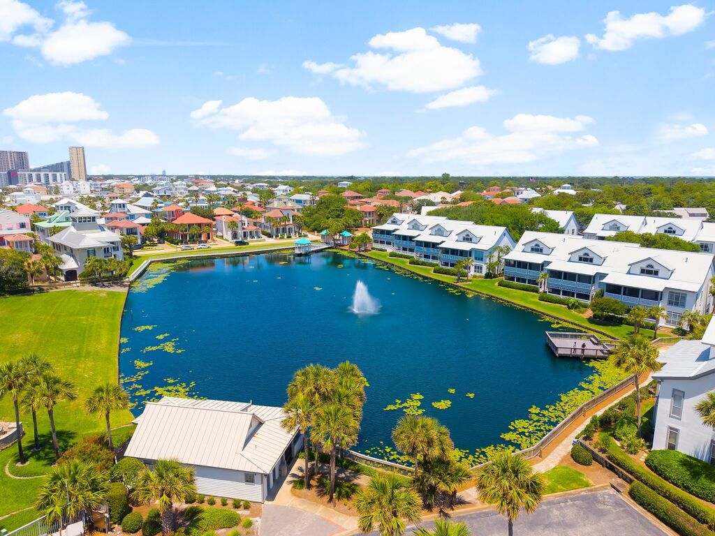 2 Condominium vacation rental located in Destin 1