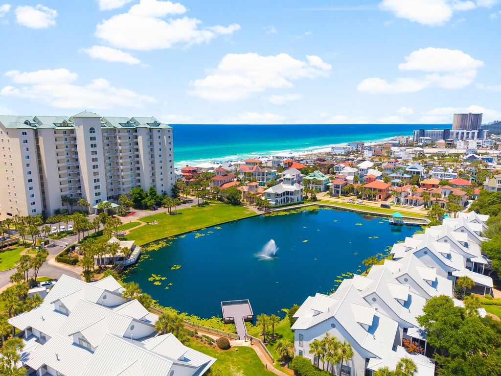 2 Condominium vacation rental located in Destin 1