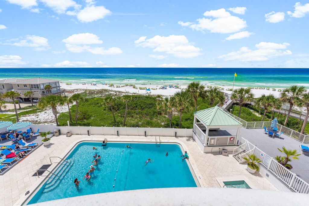 2 Condominium vacation rental located in Destin 1