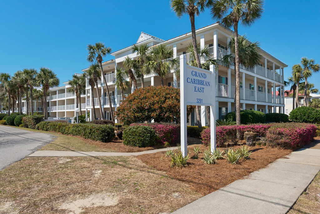 2 Condominium vacation rental located in Destin 1