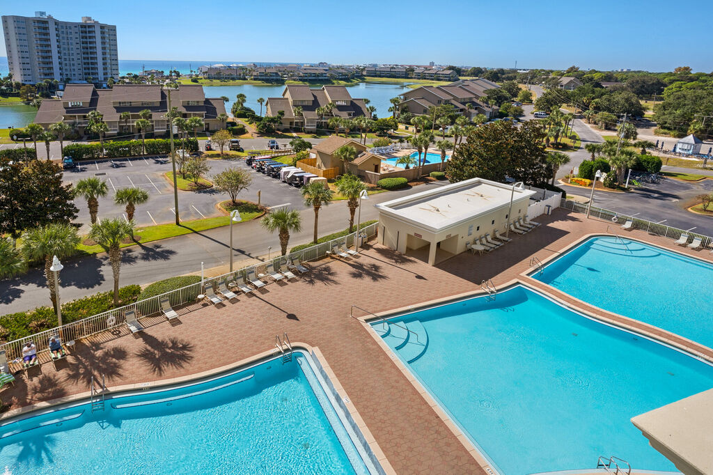 2 Condominium vacation rental located in Destin 1