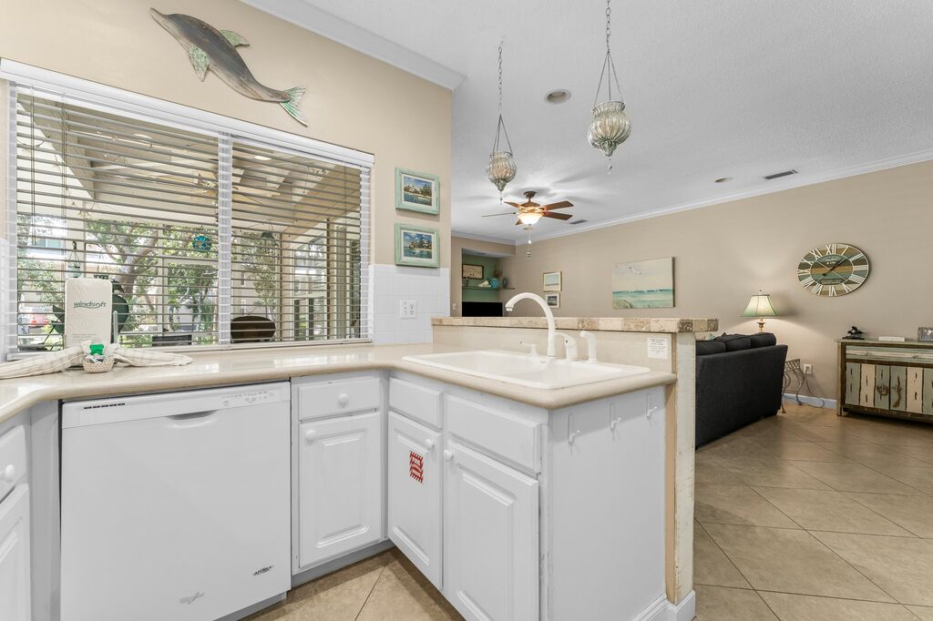 2 Condominium vacation rental located in Destin 1