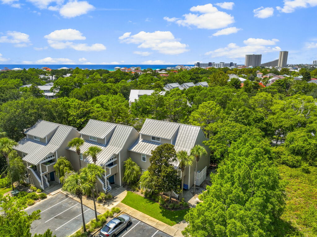 2 Condominium vacation rental located in Destin 1