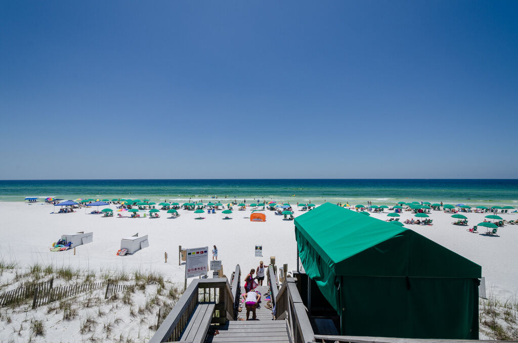 2 Condominium vacation rental located in Destin 1