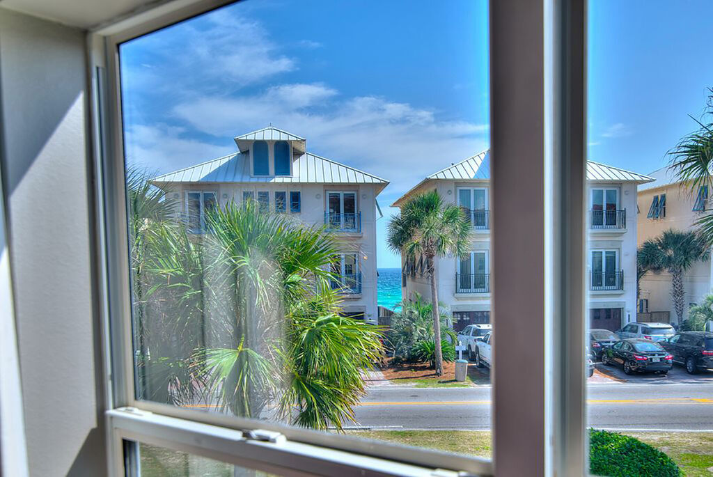 3 Condominium vacation rental located in Destin 1