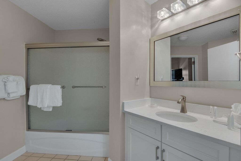 2 Condominium vacation rental located in Destin 1