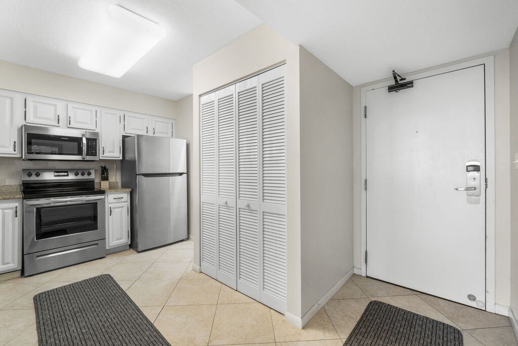 2 Condominium vacation rental located in Destin 1