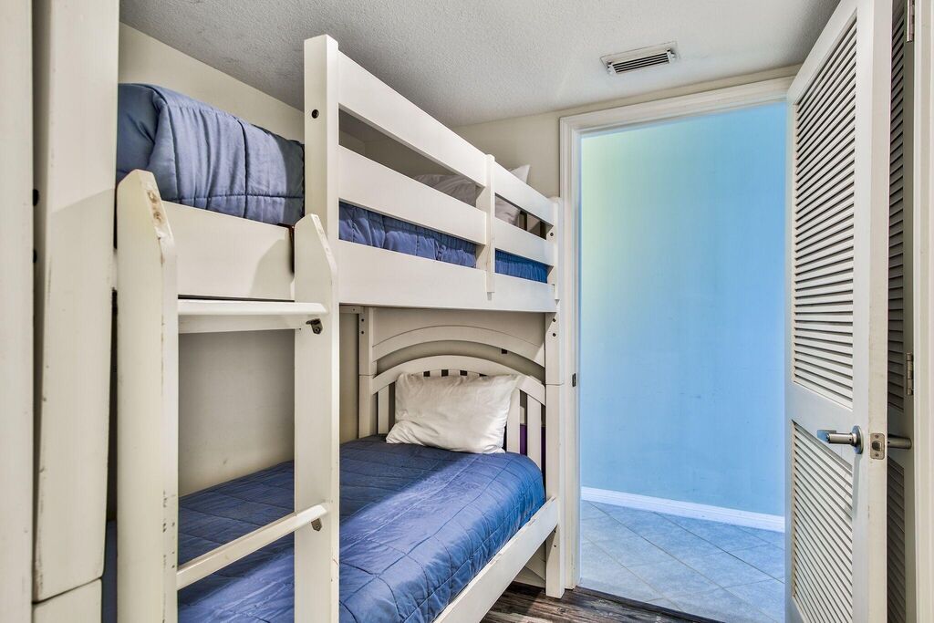 2 Condominium vacation rental located in Okaloosa Island 1