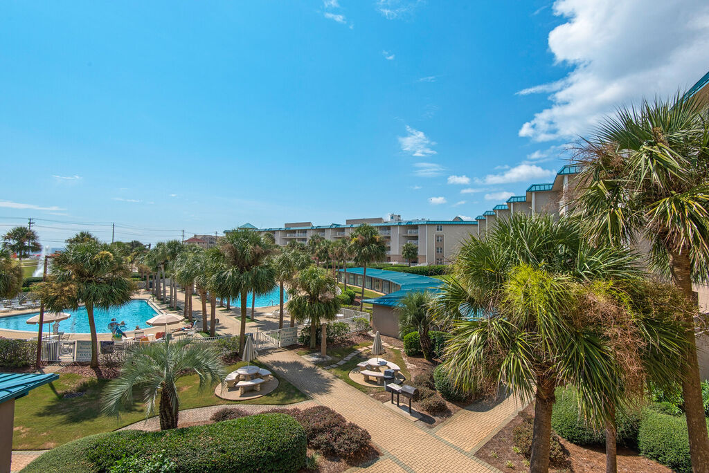 2 Condominium vacation rental located in Destin 1