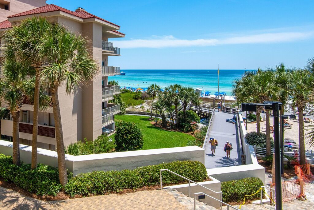 2 Condominium vacation rental located in Destin 1