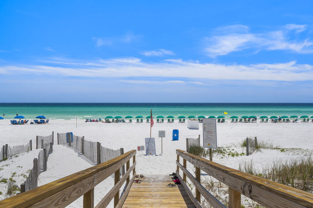 2 Condominium vacation rental located in Destin 1