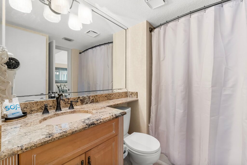 2 Condominium vacation rental located in Destin 1