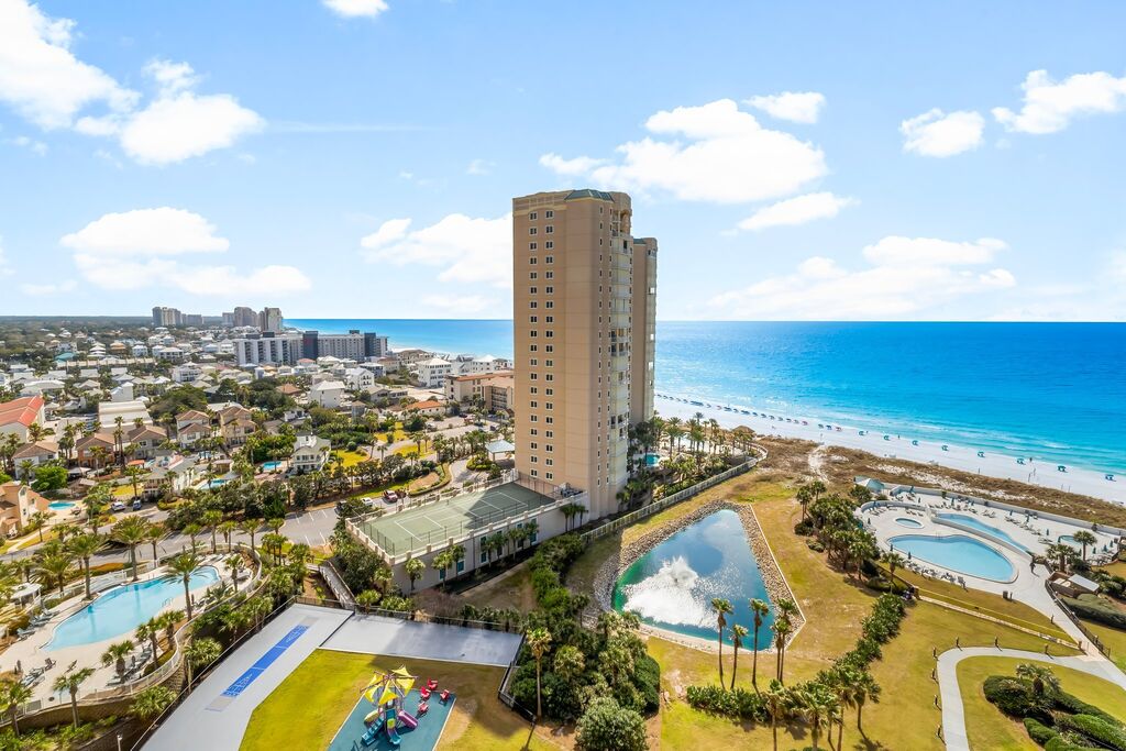 2 Condominium vacation rental located in Destin 1