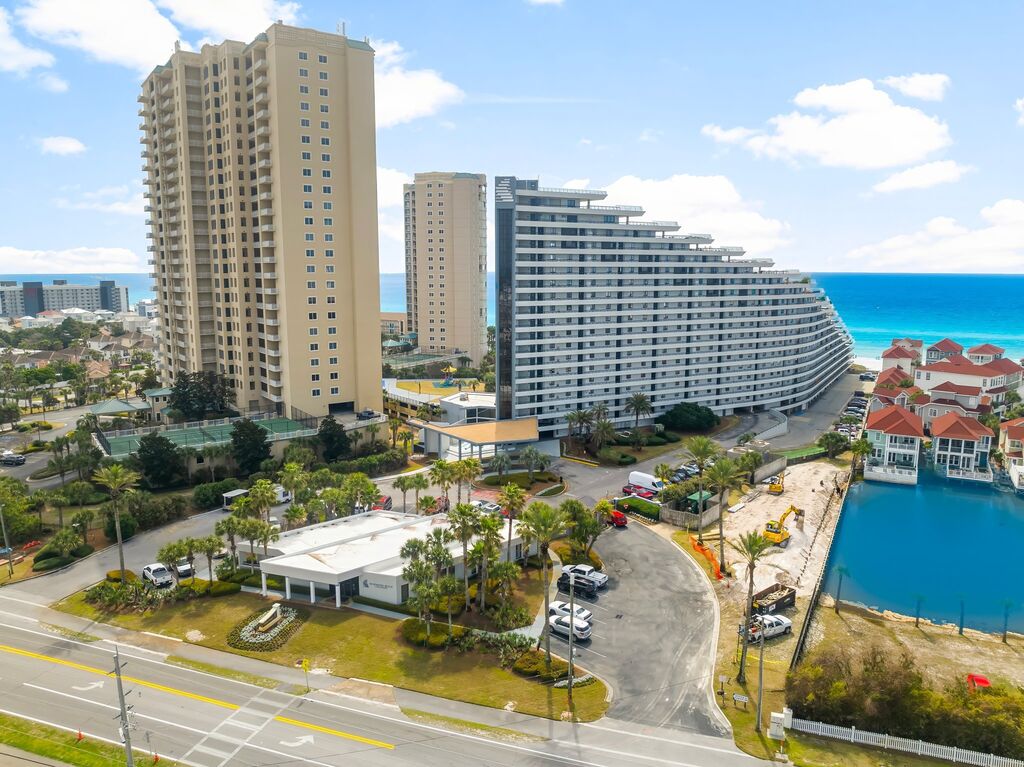 2 Condominium vacation rental located in Destin 1
