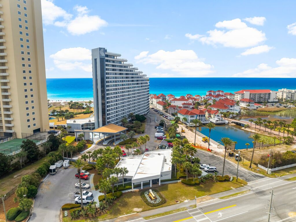 2 Condominium vacation rental located in Destin 1
