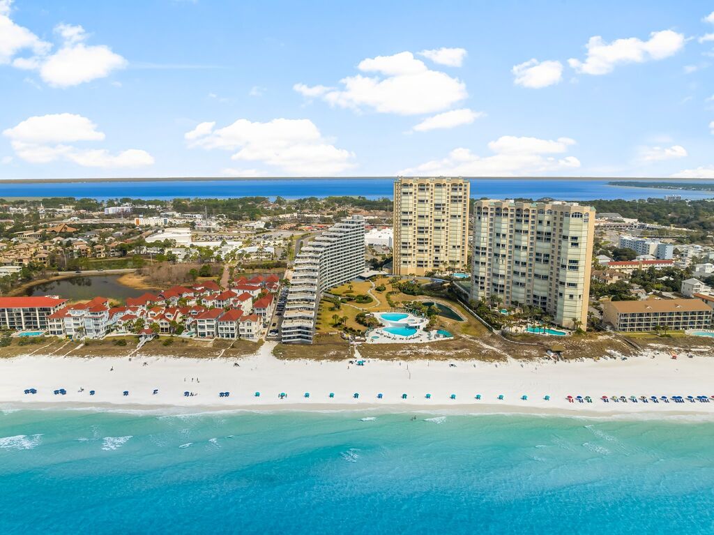 2 Condominium vacation rental located in Destin 1