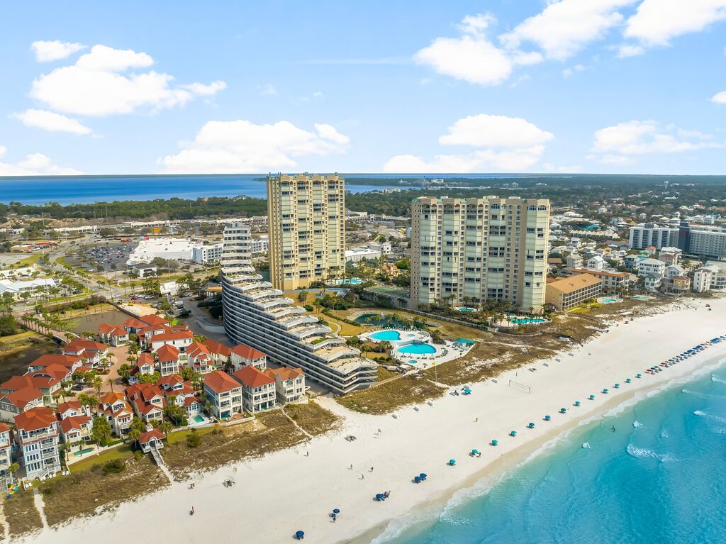 2 Condominium vacation rental located in Destin 1