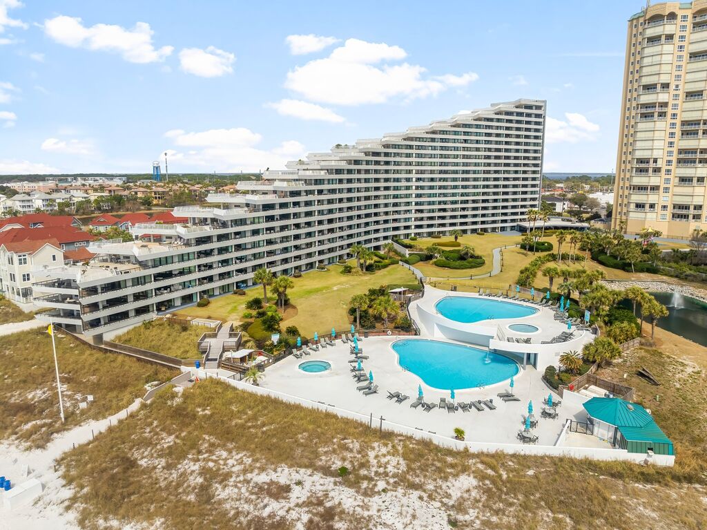 2 Condominium vacation rental located in Destin 1