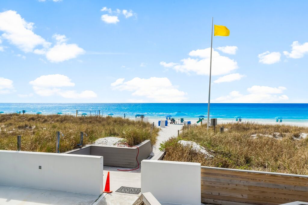 2 Condominium vacation rental located in Destin 1