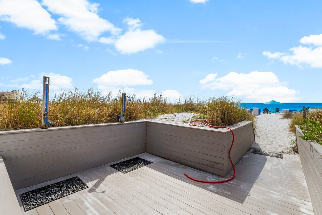 2 Condominium vacation rental located in Destin 1