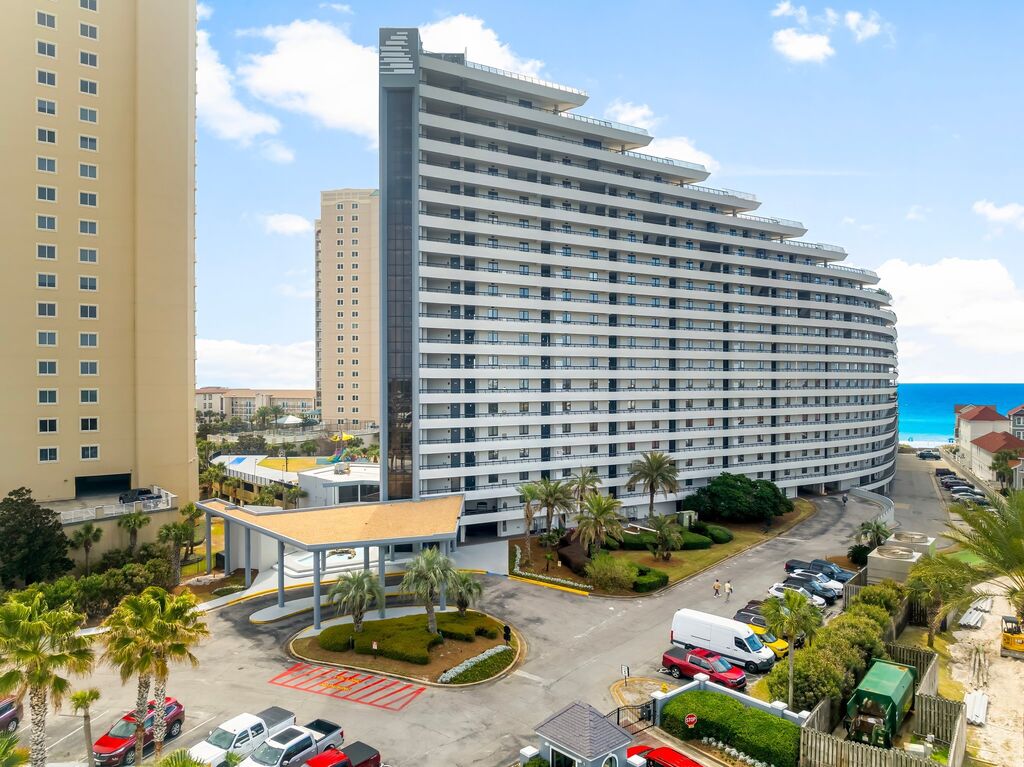2 Condominium vacation rental located in Destin 1