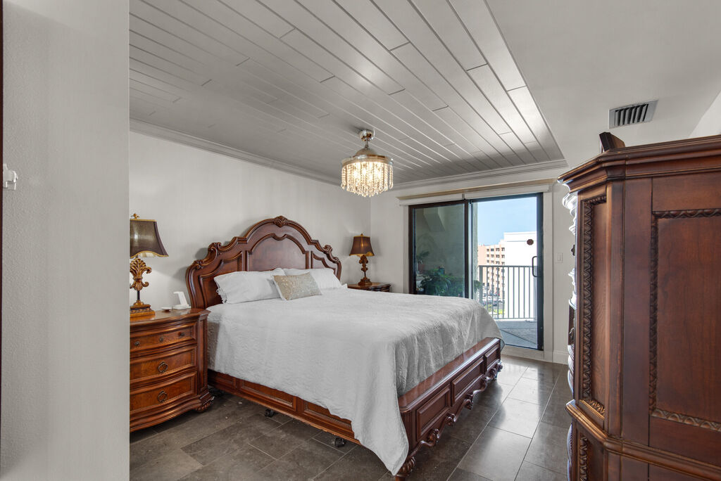 2 Condominium vacation rental located in Destin 1