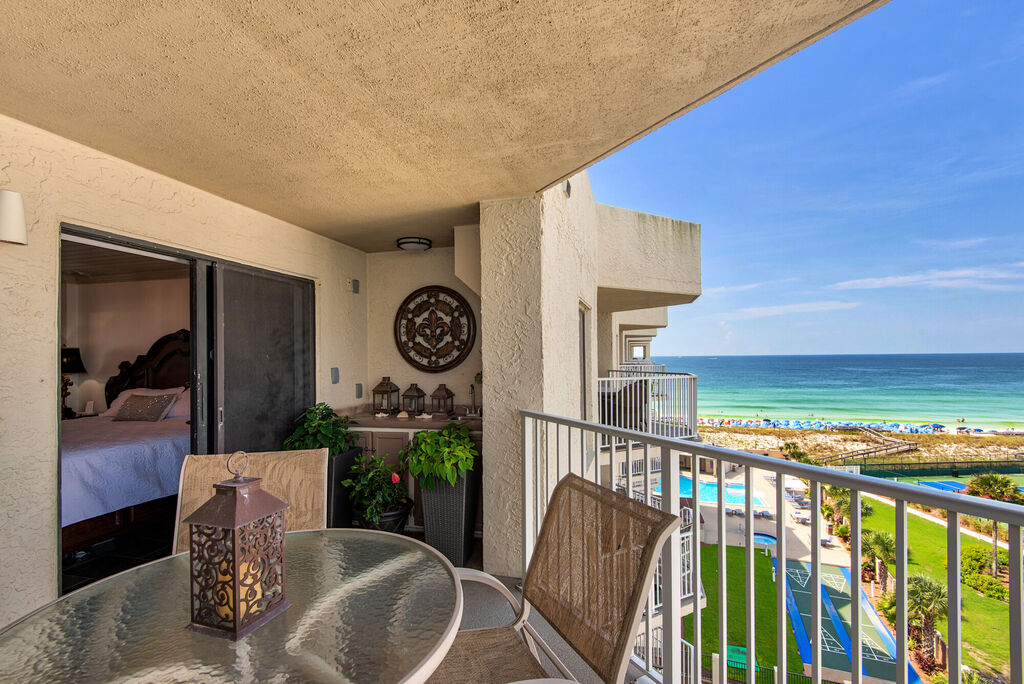 2 Condominium vacation rental located in Destin 1