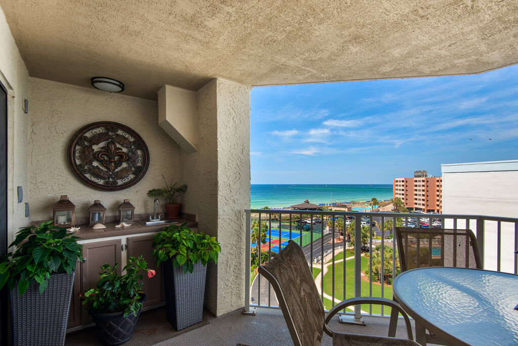 2 Condominium vacation rental located in Destin 1