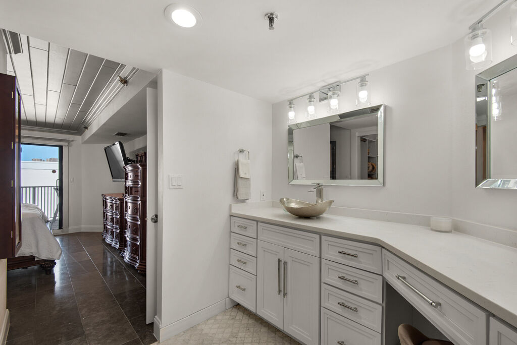 2 Condominium vacation rental located in Destin 1