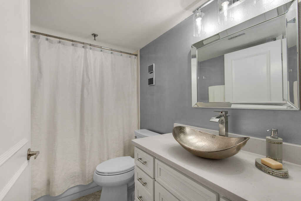 2 Condominium vacation rental located in Destin 1