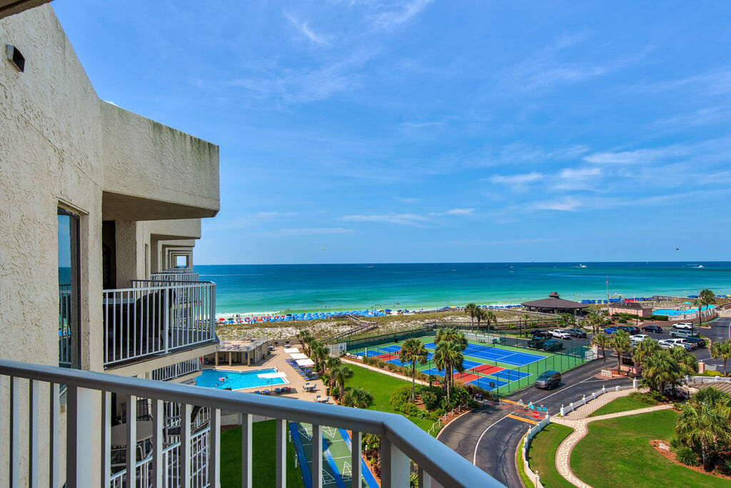 2 Condominium vacation rental located in Destin 1