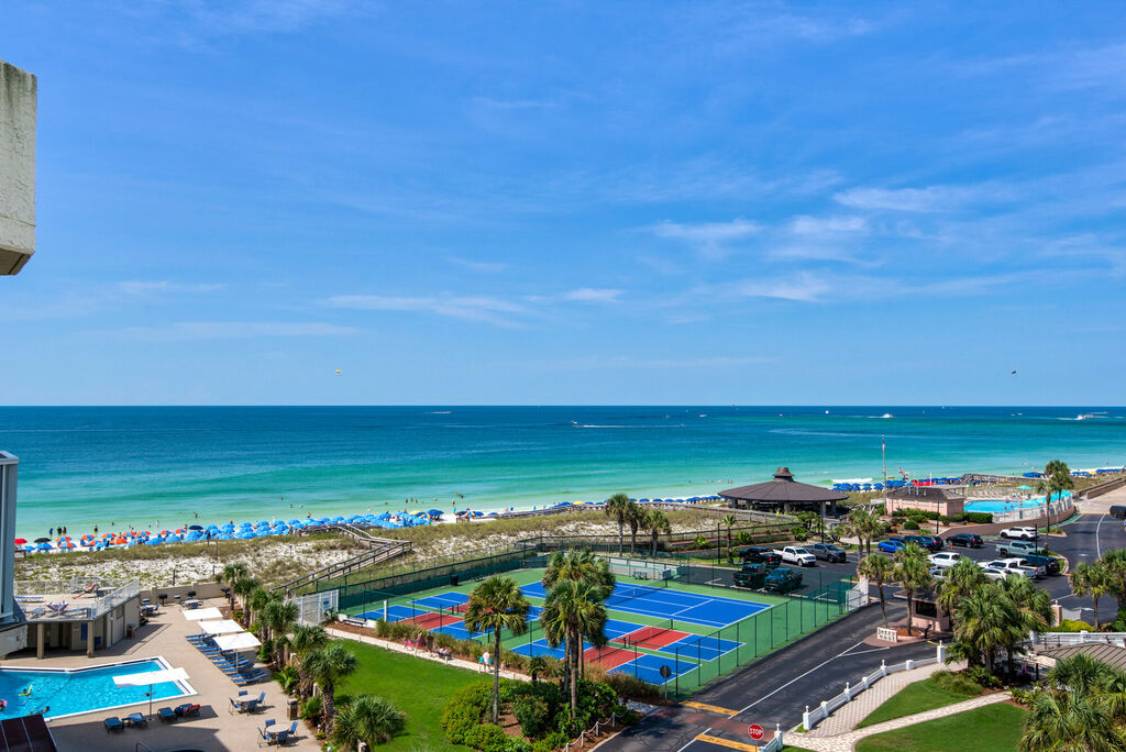 2 Condominium vacation rental located in Destin 1