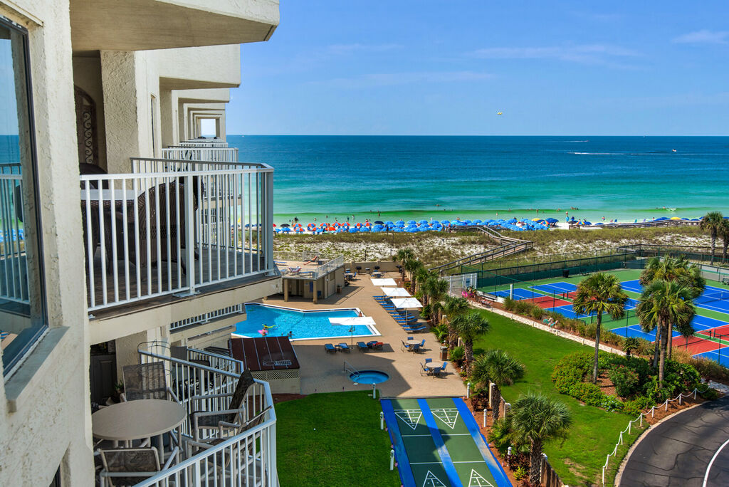 2 Condominium vacation rental located in Destin 1
