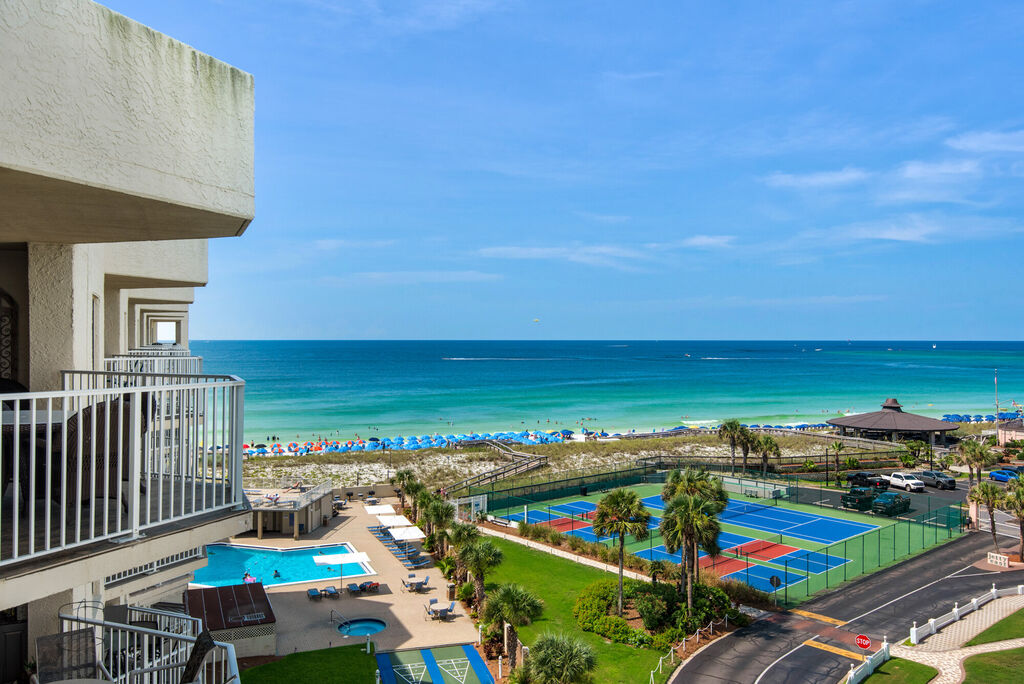 2 Condominium vacation rental located in Destin 1