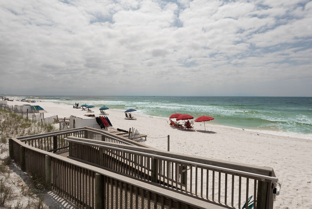 2 Condominium vacation rental located in Destin 1