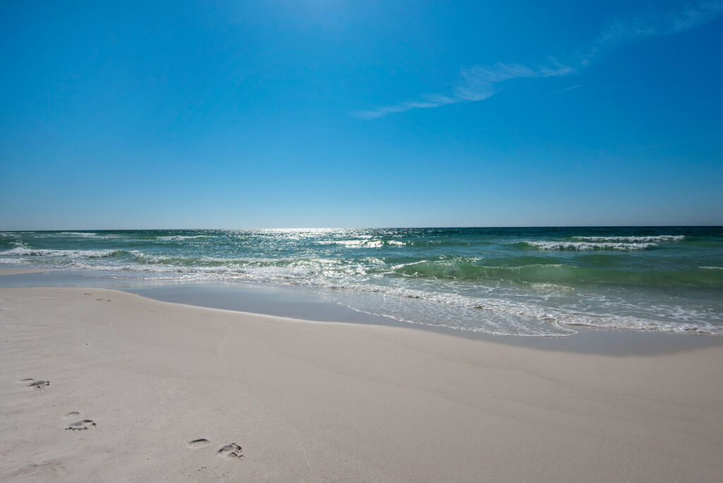 2 Condominium vacation rental located in Destin 1