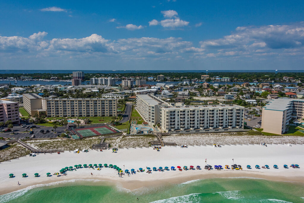 2 Condominium vacation rental located in Destin 1