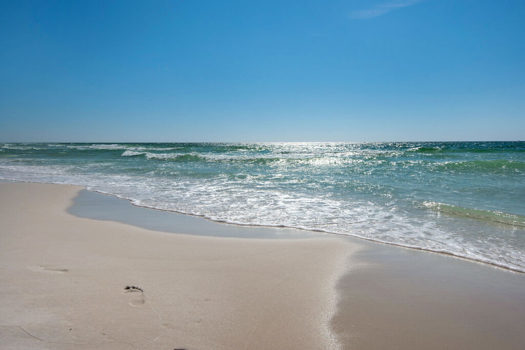 2 Condominium vacation rental located in Destin 1