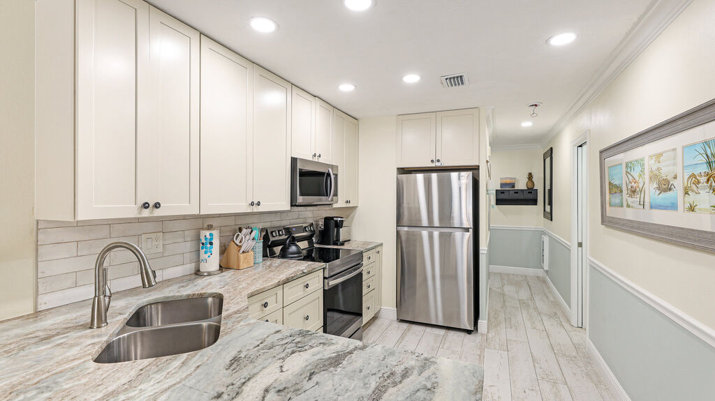 2 Condominium vacation rental located in Anna Maria Island 1