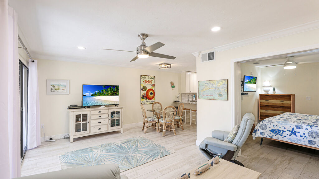 2 Condominium vacation rental located in Anna Maria Island 1