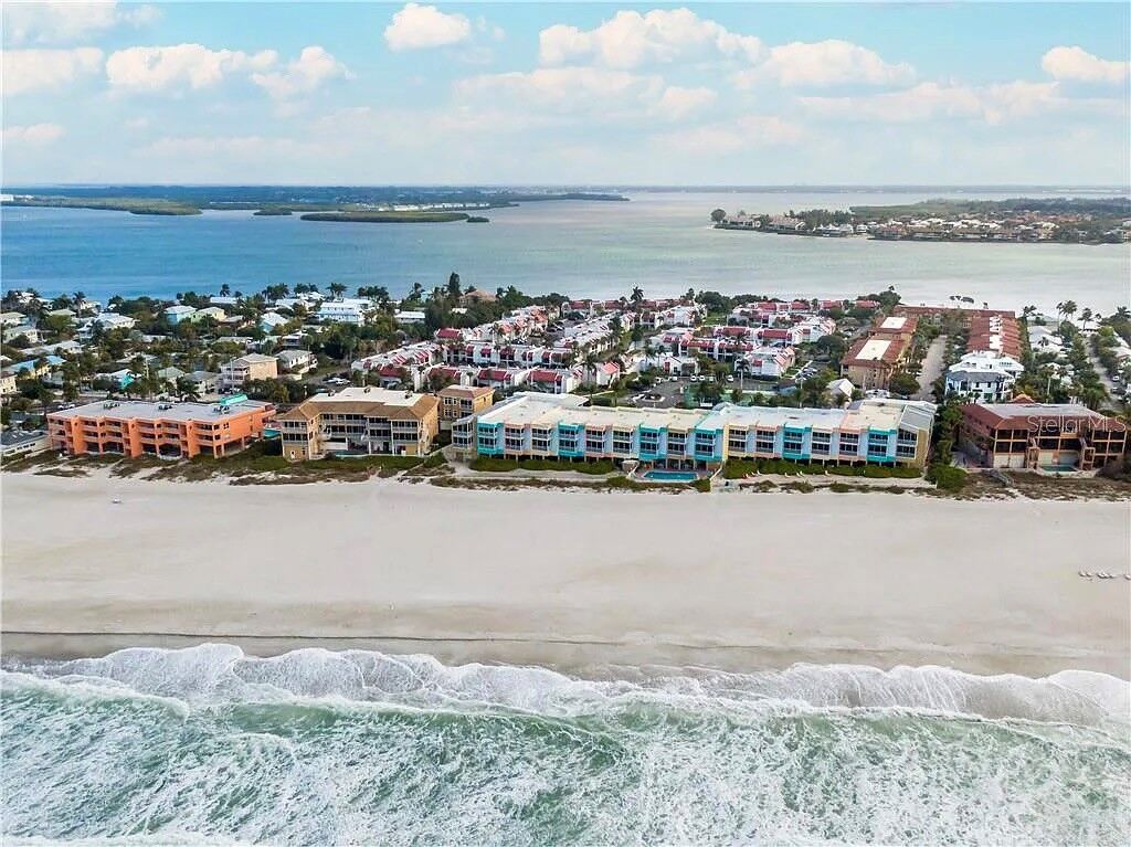 2 Condominium vacation rental located in Anna Maria Island 1