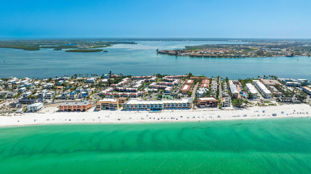 2 Condominium vacation rental located in Anna Maria Island 1
