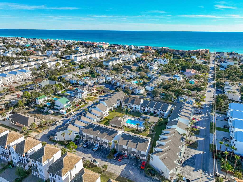 2 Condominium vacation rental located in Destin 1
