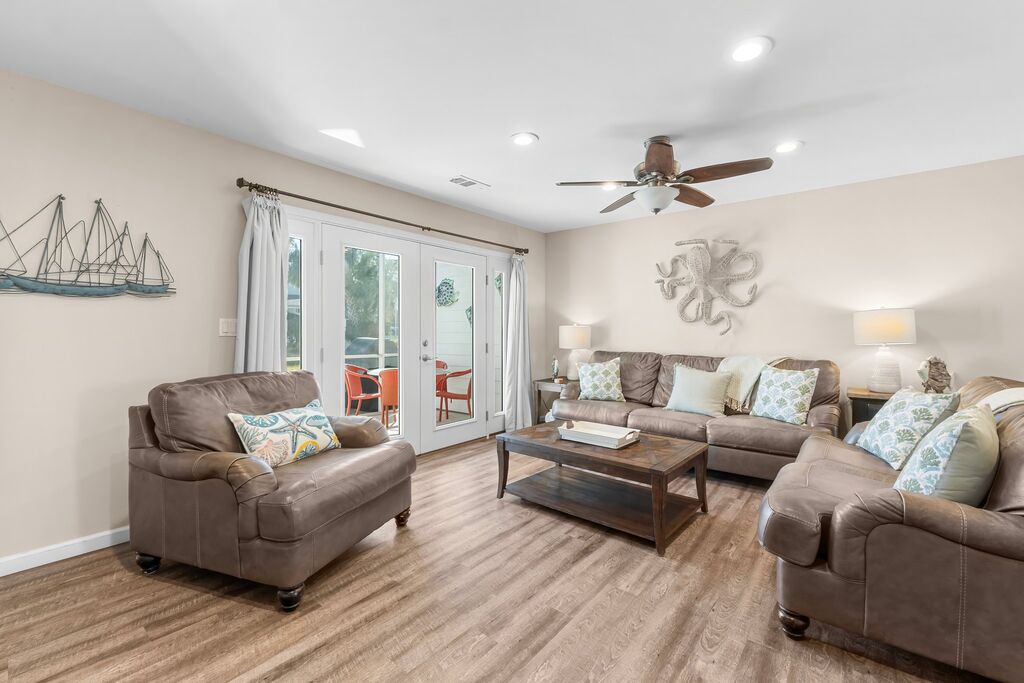 2 Condominium vacation rental located in Destin 1