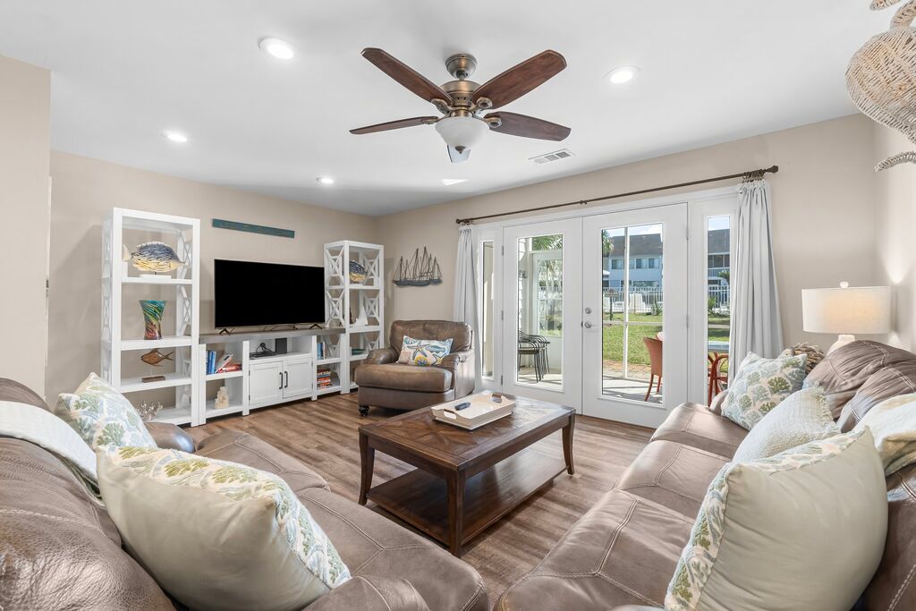 2 Condominium vacation rental located in Destin 1